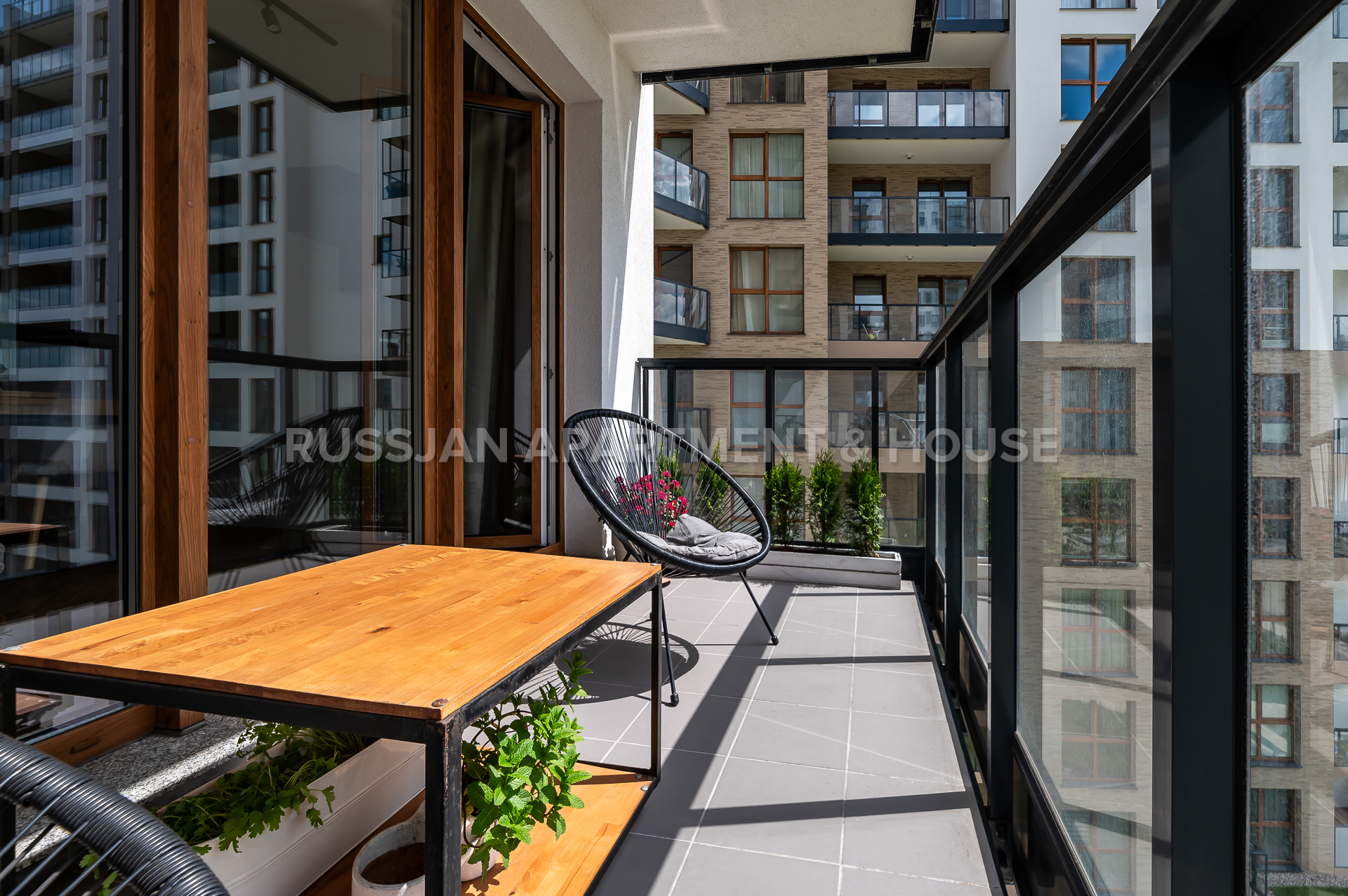 Mieszkanie Gdańsk Letnica  - Sercem nieruchomości 40 - metrowy salon z dwoma balkonami  - Russjan